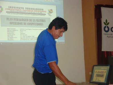 Docentes presentando sus propuestas