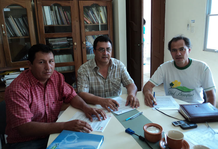  ADAPICRUZ Emilio Torrico (izquierda), CEPAC Widen Abastoflor (centro) y APIBSA Pablo Andrade, en la firma del convenio