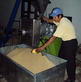 Trabajador de la nueva empresa en proceso de elaboración del 