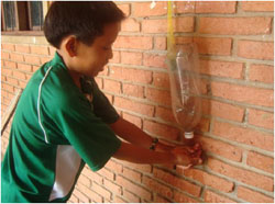 Niño utilizando el lavamanos portátil que se les enseño a fabricar en la Feria de salud