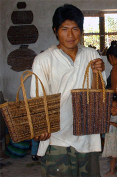 Foto: Artesano de Irimo Municipio Apolo, mostrando sus productos, elaborados en base a raquis de Majo.