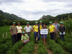 Foto: Cumbre de Maní, Socios de Agrosemillas del Chaco y Técnicos de CEPAC en parcela demostrativa.