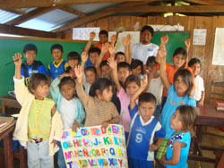 Entrega de materiales en rincón solidario de la unidad educativa Marcelo Cayoja.